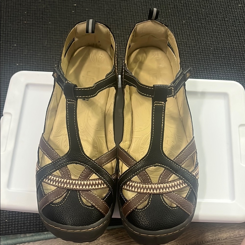 JBU Black and Brown Sandals with T-Strap and Cutout Details